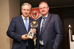 Klaus Wowereit nimmt den Goldenen Fußball von BFV-Präsident Bernd Schultz entgegen. Foto: Jürgen Engler
