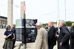 Zahlreiche Journalisten und Gäste fanden sich bei der Enthüllung der neuen Informationstafel am Olympiastadion ein. Foto: sr Pictures Sandra Ritschel.
