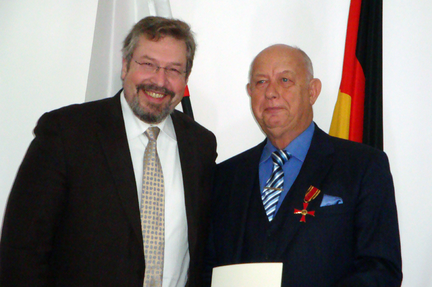 Günter Nupnau, wurde das Verdienstkreuz am Bande des Verdienstordens verliehen. (v.l. Andreas Statzkowski, Günter Nupnau). Foto: privat.