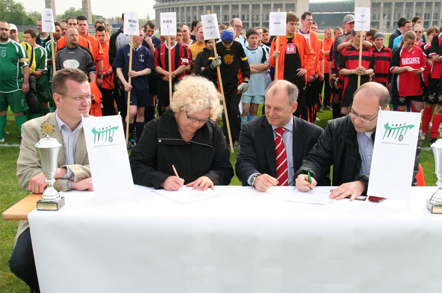 Der Behinderten Sportverband Berlin (BSB) und der Berliner Fußball-Verband (BFV) unterzeichnen Kooperationsvereinbarung. Foto: Reinhard Tank. 