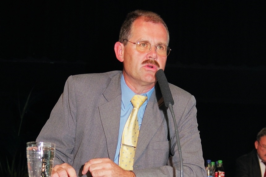 Bernd Schultz bei seiner Rede auf dem Verbandstag 2004. Foto: M. Sauer