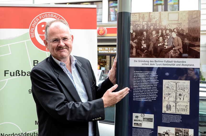 BFV-Präsident Bernd Schultz freut sich über die erste Tafel der FUSSBALL ROUTE BERLIN. Foto: sr pictures Sandra Ritschel