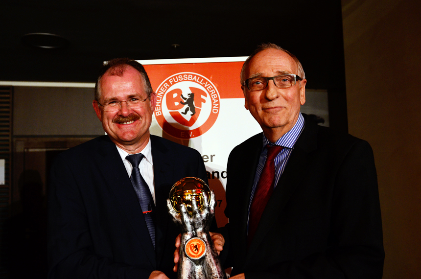 Der Preisträger des "Goldenen Fußballs 2014" Klaus Böger. Foto: Sandra Ritschel