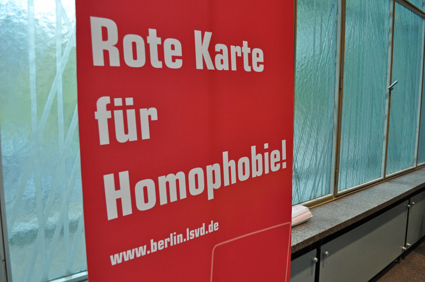 Rote Karte für Homophobie